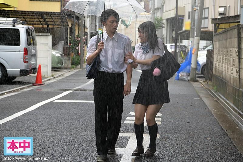 This Relentless Old Man Was With A J* Who Was Trying To Take Shelter From The Rain In Her Dripping Wet Uniform And Gave Her A Dripping Wet Impregnation Fuck Hinata Koizumi [HND-898] 3