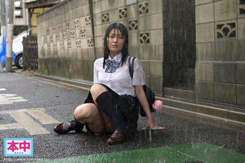 This Relentless Old Man Was With A J* Who Was Trying To Take Shelter From The Rain In Her Dripping Wet Uniform And Gave Her A Dripping Wet Impregnation Fuck Hinata Koizumi [HND-898] 5