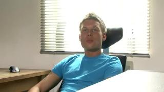 Fit Hunk Gary Loves Wanking for the Camera 1