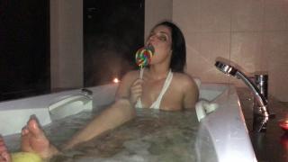 First Time HOTTEST YOUNG MOM MILF´s Incredible Ass Pussy Show in the Bath 2