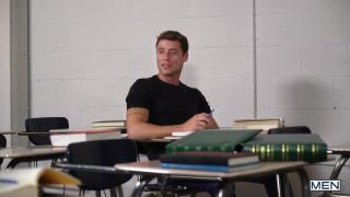 Videos Amadores Mennetwork - Muscle Sexy Men had Sex in the Class Threeway