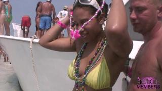 Sexy Bikini Girls Bump Grind & Show their Tits in Miami 9