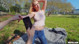 Mofos - Jordi Caught Hottie Amaris trying to take some Sexy Pictures 2