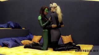 Horny Catwoman with Strap-on Fuck Horny Green Lantern 2