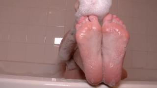 LEXI BELLE BUBBLE BATH FOOT FETISH 4