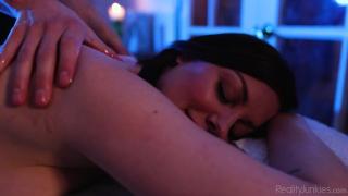 RealityJunkies - Sexy Babe Sovereign Syre has the best Sensual Massage 2