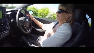 XSTREAM MATURE ENGLISH LADY FLASHING TITS WHILST DRIVING THEN PISS IN COUNTRY LANE 1