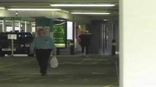 XSTREAM CLASSIC WS MUM & DAUGHTER IN LONDON - CLASSIC BRITISH PEE DESPERATION 6