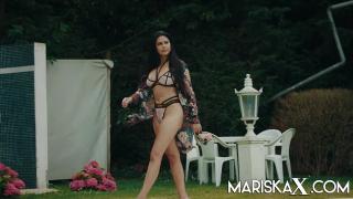 MARISKAX Mariska Gets Stuffed by Black Cock Outdoors 2
