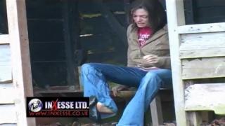 INXESSE RADICAL XS LADY SONIA BECKY PEES IN PUBLIC AT BUS STOP FOR AUNTIE- UK PEE DESPERATIONS 11