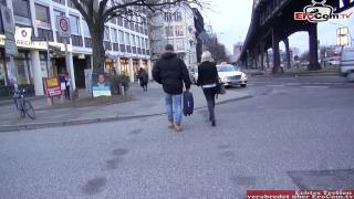 Deutsche Blondine Lässt Sich Auf Der Straße Von Einem Fake Agent Abschleppen 2