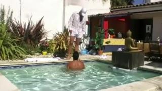 ENZO RIMENEE Baisé Par MALIK Dans La Piscine Chez Jess En Exterieur 2