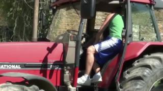 Jeune Hetero Sur Sexy Baise Par BRICE FARMER Su un Tracteur 1