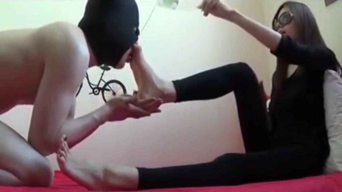 Korea Asian Boyfriend Worships Girlfriends Feet Licking and Sucking Big Pussy
