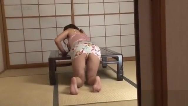 Japanese MILF housekeeper in miniskirt: upskirt panty shot & masturbation ! - 2